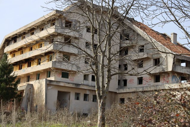 Paradokset e Kukësit: Turizmi i ri në “vdekësi” dhe një urë e re përbri Paradokset e Kukësit: Turizmi i ri në “vdekësi” dhe një urë e re përbri