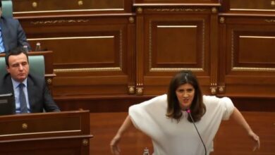 VIDEO/ Deputetja e opozitës imiton në Kuvend, Albin Kurtin: I çojshe krahtë si shqiponjë, dreqi të hangtë VIDEO/ Deputetja e opozitës imiton në Kuvend, Albin Kurtin: I çojshe krahtë si shqiponjë, dreqi të hangtë