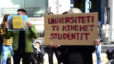 Emigracioni dhe politikat e gabuara, si po zbrazen universitetet Emigracioni dhe politikat e gabuara, si po zbrazen universitetet