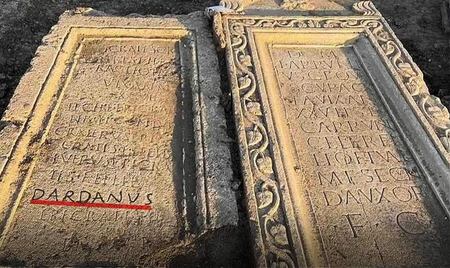 Arkeologët shqiptarë përplasen me ata maqedonas për pllakën “Dardanus”: Tendencioze që nuk përmendet në muze! Arkeologët shqiptarë përplasen me ata maqedonas për pllakën “Dardanus”: Tendencioze që nuk përmendet në muze!