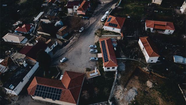 Fshati i parë diellor në Shqipëri që synon ‘pavarësinë’ energjetike Fshati i parë diellor në Shqipëri që synon ‘pavarësinë’ energjetike