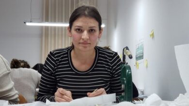Jeta e varfër mes gurëve të çmuar. Valmira, vajza që punon me firmat e luksit në Tiranë Jeta e varfër mes gurëve të çmuar. Valmira, vajza që punon me firmat e luksit në Tiranë