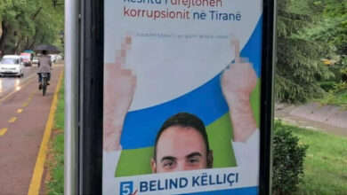 Një histori me Belindin, që vetë ngre gishtat e mesit teksa Meta ngre dy gishtat e demokracisë Një histori me Belindin, që vetë ngre gishtat e mesit teksa Meta ngre dy gishtat e demokracisë