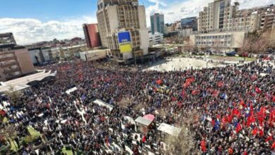 UÇK çon në këmbë Kosovën, qytetarët mbushin sheshet e Prishtinës një ditë para gjyqit në Hagë UÇK çon në këmbë Kosovën, qytetarët mbushin sheshet e Prishtinës një ditë para gjyqit në Hagë