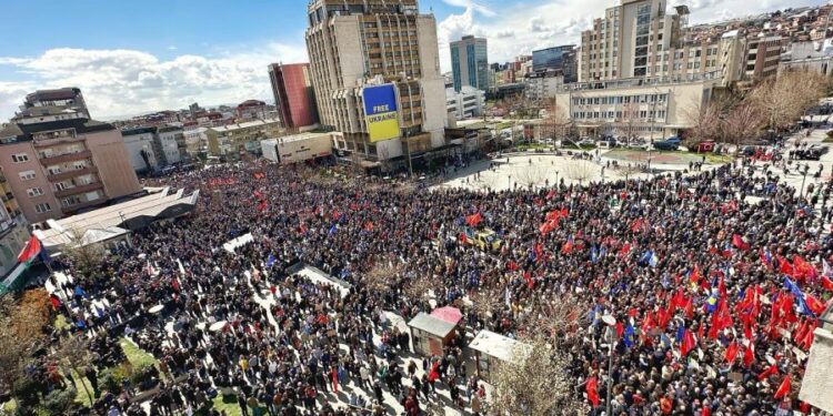 UÇK çon në këmbë Kosovën, qytetarët mbushin sheshet e Prishtinës një ditë para gjyqit në Hagë