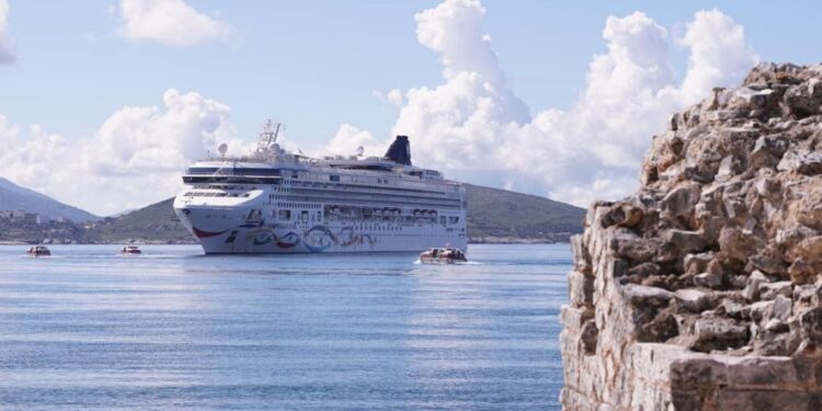 FOTOLAJM/ Mbërrin në Sarandë kroçera me 2200 turistë FOTOLAJM/ Mbërrin në Sarandë kroçera me 2200 turistë