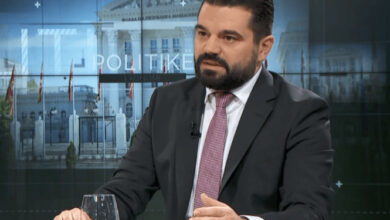 Iu ndalua hyrja në Maqedoni/ Ministri i kërkon falje Ahmed Kalasë: Nëse ai është rrezik, atëherë jam dhe unë e familja ime Iu ndalua hyrja në Maqedoni/ Ministri i kërkon falje Ahmed Kalasë: Nëse ai është rrezik, atëherë jam dhe unë e familja ime