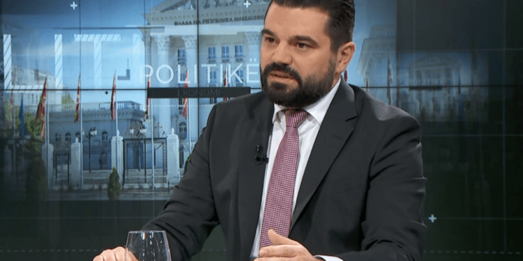 Iu ndalua hyrja në Maqedoni/ Ministri i kërkon falje Ahmed Kalasë: Nëse ai është rrezik, atëherë jam dhe unë e familja ime Iu ndalua hyrja në Maqedoni/ Ministri i kërkon falje Ahmed Kalasë: Nëse ai është rrezik, atëherë jam dhe unë e familja ime