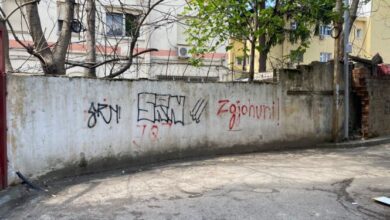 Shembet “Muri i Berlinit” në Tiranë Shembet “Muri i Berlinit” në Tiranë