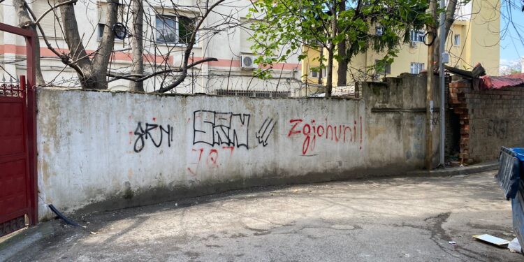 Shembet “Muri i Berlinit” në Tiranë