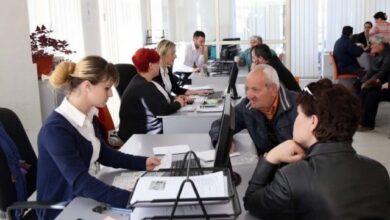 42% e popullsisë në Tiranë as në punë dhe as në kërkim të një pune. Sipërmarrësit, politika, media dhe familja përgjegjësit kryesorë 42% e popullsisë në Tiranë as në punë dhe as në kërkim të një pune. Sipërmarrësit, politika, media dhe familja përgjegjësit kryesorë