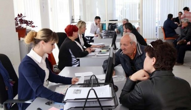 42% e popullsisë në Tiranë as në punë dhe as në kërkim të një pune. Sipërmarrësit, politika, media dhe familja përgjegjësit kryesorë 42% e popullsisë në Tiranë as në punë dhe as në kërkim të një pune. Sipërmarrësit, politika, media dhe familja përgjegjësit kryesorë
