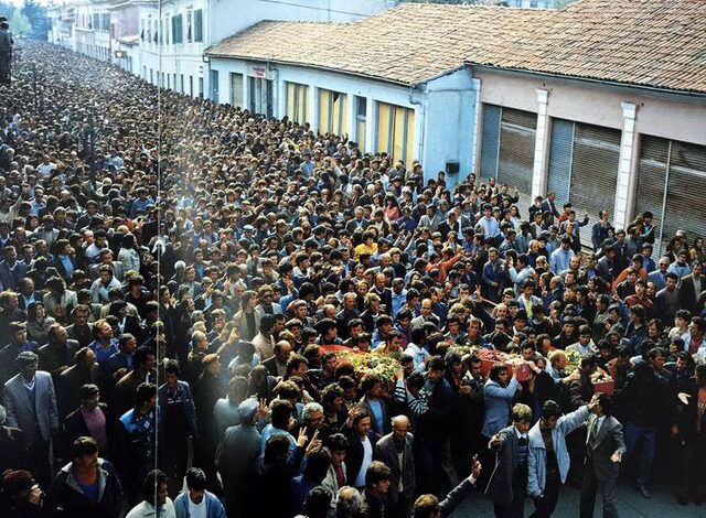 Dëshmia: Ju tregoj anën e panjohur të ngjarjeve të 2 prillit 1991, në qytetin e Shkodrës, ku u vranë 4 djem të rinj dhe u plagosën 97 të pafajshëm Dëshmia: Ju tregoj anën e panjohur të ngjarjeve të 2 prillit 1991, në qytetin e Shkodrës, ku u vranë 4 djem të rinj dhe u plagosën 97 të pafajshëm