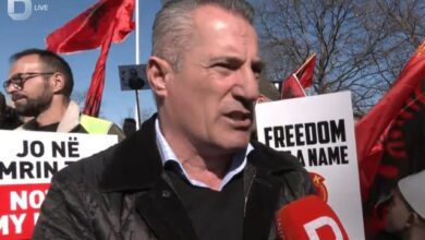 “UÇK nuk ka bërë krime”/ Babai i futbollistëve Xhaka në protestë jashtë Hagës: Do dalin të pafajshëm “UÇK nuk ka bërë krime”/ Babai i futbollistëve Xhaka në protestë jashtë Hagës: Do dalin të pafajshëm