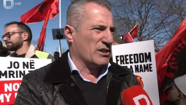 “UÇK nuk ka bërë krime”/ Babai i futbollistëve Xhaka në protestë jashtë Hagës: Do dalin të pafajshëm