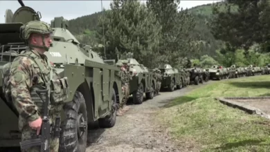Ushtria serbe drejt kufirit/ Qeveria e Kosovës, thirrje Vuçiç: Tërhiqni menjëherë të gjitha trupat ushtarake nga vija kufitare me Kosovën Ushtria serbe drejt kufirit/ Qeveria e Kosovës, thirrje Vuçiç: Tërhiqni menjëherë të gjitha trupat ushtarake nga vija kufitare me Kosovën