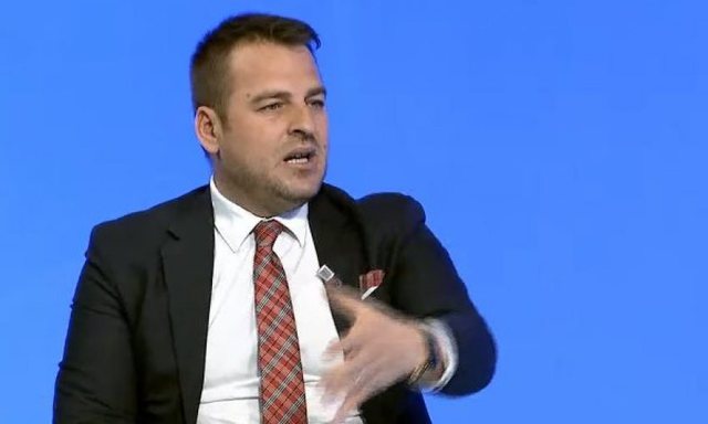 Bën thirrje për dorëheqjen e Kurtit, deklarata e fortë e deputetit të Vetëvendosjes: Opozita e Kosovës si Vuçiç Bën thirrje për dorëheqjen e Kurtit, deklarata e fortë e deputetit të Vetëvendosjes: Opozita e Kosovës si Vuçiç