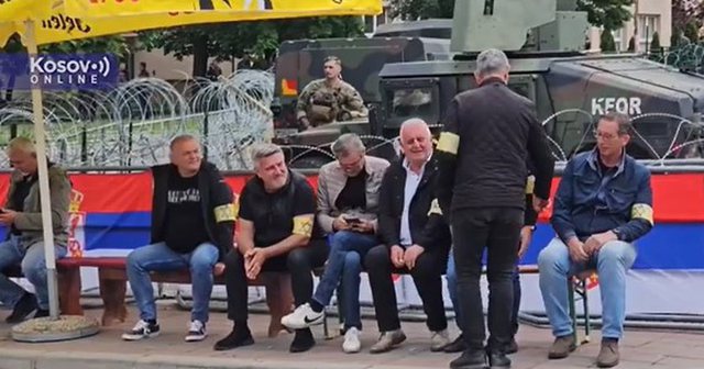 Me simbolin e hebrenjve në krah/ Serbët “sfidojnë” KFOR-in, ulen mbi telat me gjemba