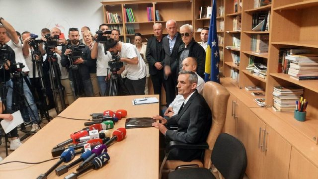 Serbët s’e lejuan të hynte në godinë/ Reagon kryetari i ri pas tensioneve: Aktualisht jam… Serbët s’e lejuan të hynte në godinë/ Reagon kryetari i ri pas tensioneve: Aktualisht jam…