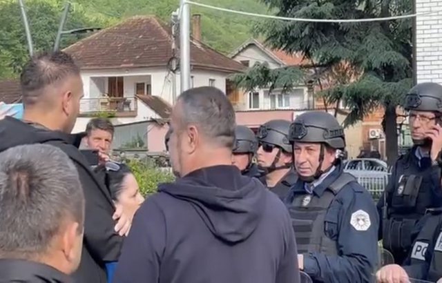 Tensione të dhunshme në veri, reagon Policia e Kosovës: Protestuesit hodhën gaz lotsjellës Tensione të dhunshme në veri, reagon Policia e Kosovës: Protestuesit hodhën gaz lotsjellës