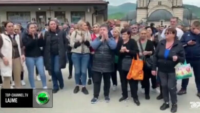 VIDEO/ Provokojnë serbët në veri, këndojnë njëzëri: Kosova është zemra e Serbisë