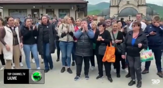 VIDEO/ Provokojnë serbët në veri, këndojnë njëzëri: Kosova është zemra e Serbisë VIDEO/ Provokojnë serbët në veri, këndojnë njëzëri: Kosova është zemra e Serbisë