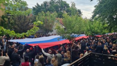 Tensionet në veri! Protestuesit serbë shpalosin një flamur gjigant të Serbisë në Zveçan Tensionet në veri! Protestuesit serbë shpalosin një flamur gjigant të Serbisë në Zveçan