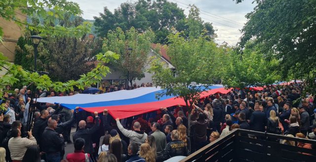 Tensionet në veri! Protestuesit serbë shpalosin një flamur gjigant të Serbisë në Zveçan Tensionet në veri! Protestuesit serbë shpalosin një flamur gjigant të Serbisë në Zveçan
