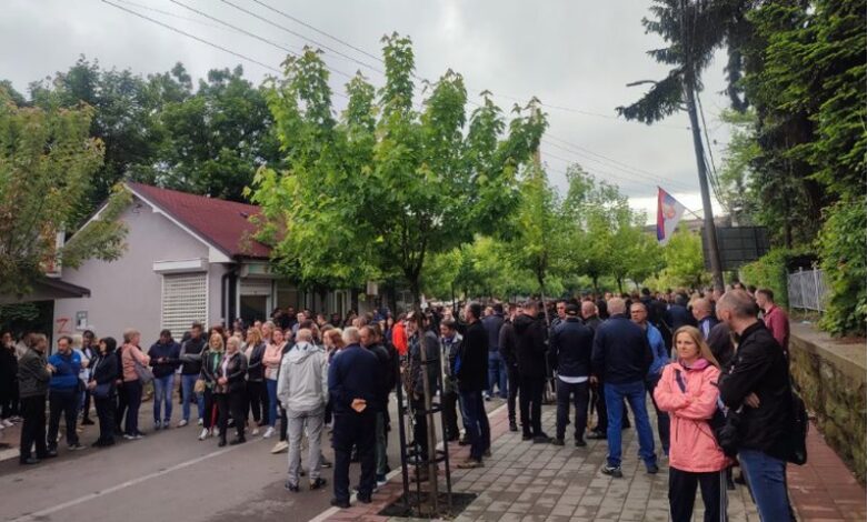 Dita e tretë e protestave në veri të Kosovës, KFOR shton masat! DASH: Palët të ulin tensionet Dita e tretë e protestave në veri të Kosovës, KFOR shton masat! DASH: Palët të ulin tensionet
