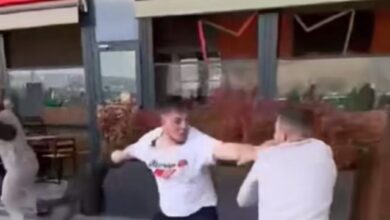VIDEO/ Çfarë po ndodh? Shkelma e grushte para aeroportit, njerëzit vrapojnë të…