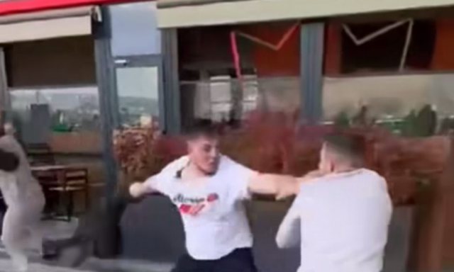 VIDEO/ Çfarë po ndodh? Shkelma e grushte para aeroportit, njerëzit vrapojnë të…