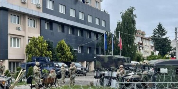 Komuna e Zveçanit rrethohet me tel me gjemba, nuk ndalen protestat e serbëve