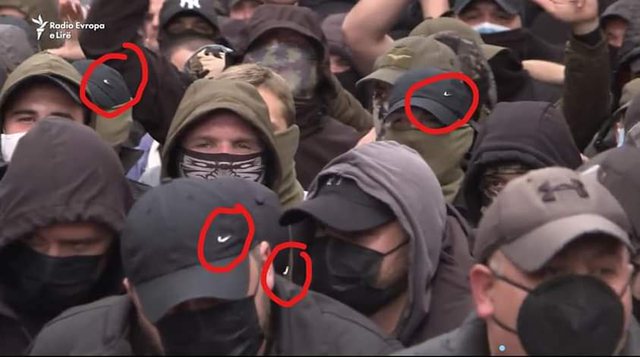 Simboli në kapelet e protestuesve serbë, që i lidh me kriminelin “ultras” Veljko Belivuk