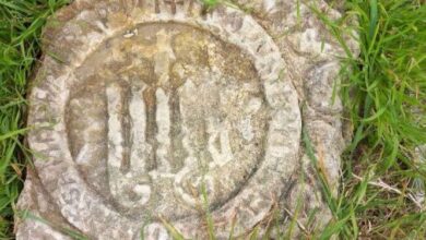 Banori i zonës zbulon një pllakë të mistershme në Durrës, dyshohet se i përket shekullit të XI Banori i zonës zbulon një pllakë të mistershme në Durrës, dyshohet se i përket shekullit të XI