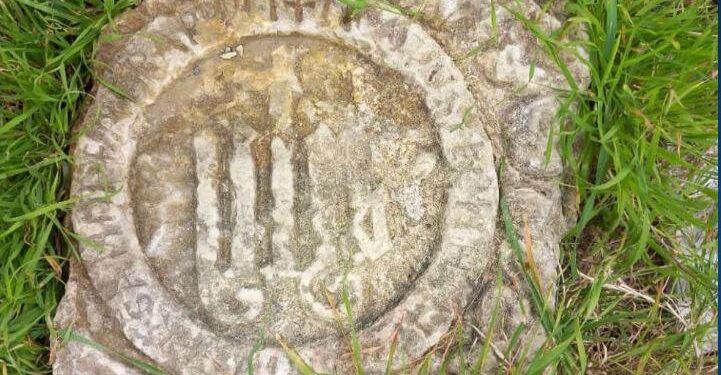 Banori i zonës zbulon një pllakë të mistershme në Durrës, dyshohet se i përket shekullit të XI