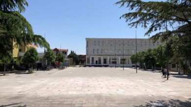 “Të fitojë më i miri”; gjatë fushatës qytetarët në Divjakë shikojnë punët e tyre “Të fitojë më i miri”; gjatë fushatës qytetarët në Divjakë shikojnë punët e tyre