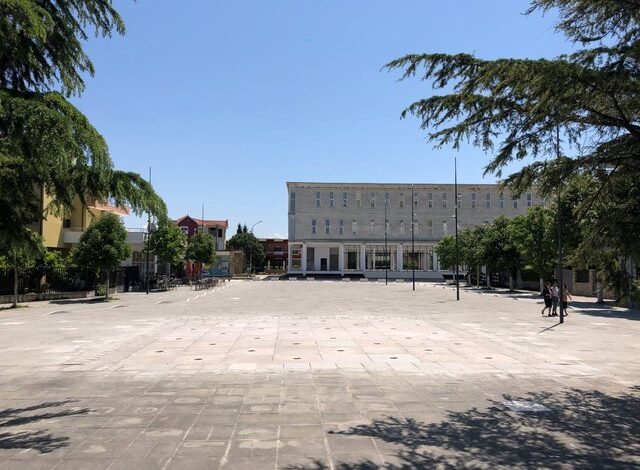 “Të fitojë më i miri”; gjatë fushatës qytetarët në Divjakë shikojnë punët e tyre “Të fitojë më i miri”; gjatë fushatës qytetarët në Divjakë shikojnë punët e tyre