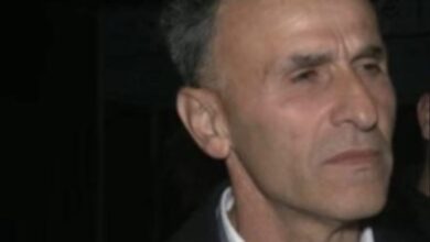 Mbi 60 orë brenda zyrës, flet kryetari i Komunës Hetemi: Po hamë bukë si në hotel, e sjell policia! Mbi 60 orë brenda zyrës, flet kryetari i Komunës Hetemi: Po hamë bukë si në hotel, e sjell policia!