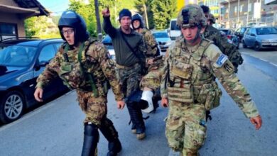 FOTOT/ Shpërndarja e protestuesve në Zveçan, plagosen nga serbët disa ushtarë të KFOR-it FOTOT/ Shpërndarja e protestuesve në Zveçan, plagosen nga serbët disa ushtarë të KFOR-it