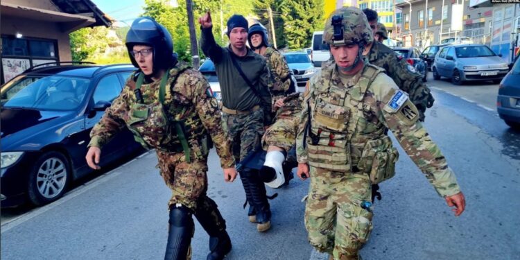 FOTOT/ Shpërndarja e protestuesve në Zveçan, plagosen nga serbët disa ushtarë të KFOR-it FOTOT/ Shpërndarja e protestuesve në Zveçan, plagosen nga serbët disa ushtarë të KFOR-it