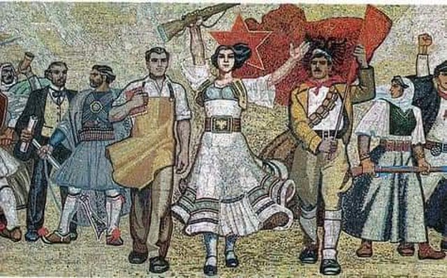 Vajtimi për yllin komunist dhe librin e Enverit tek mozaiku “Shqipëria” Vajtimi për yllin komunist dhe librin e Enverit tek mozaiku “Shqipëria”