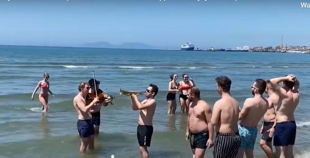 Vlora mbushet me turistë të huaj: Nis plazhi, dhe vizitorët edhe nga Tirana shijojnë temperaturat e larta Vlora mbushet me turistë të huaj: Nis plazhi, dhe vizitorët edhe nga Tirana shijojnë temperaturat e larta