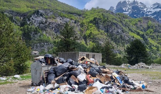 ‘Parajsa turistike’ e Thethit kërcënohet nga malet e mbeturinave, pronarët e bujtinave: Situata është emergjente ‘Parajsa turistike’ e Thethit kërcënohet nga malet e mbeturinave, pronarët e bujtinave: Situata është emergjente