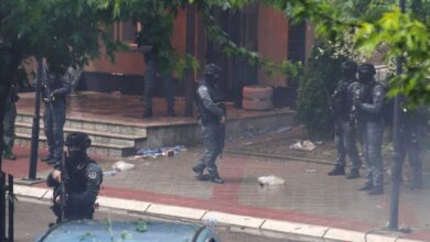 VIDEO/ Tensionet në veri të Kosovës, deputeti i “Vetëvendosjes” kalon kordonin e KFOR-it, futet… VIDEO/ Tensionet në veri të Kosovës, deputeti i “Vetëvendosjes” kalon kordonin e KFOR-it, futet…