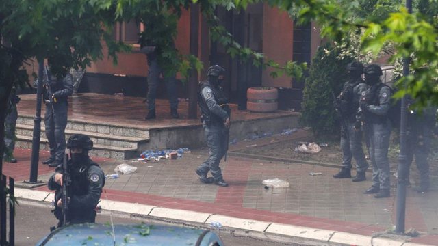 VIDEO/ Tensionet në veri të Kosovës, deputeti i “Vetëvendosjes” kalon kordonin e KFOR-it, futet… VIDEO/ Tensionet në veri të Kosovës, deputeti i “Vetëvendosjes” kalon kordonin e KFOR-it, futet…
