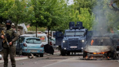 Çfarë po ndodh? Sulmohet me granatë godina e komunës në Mitrovicën e Veriut
