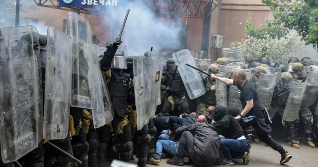Analiza e CNN: Pse serbët sulmuan NATO-n në Kosovë, çfarë pritet të ndodhë dhe si po përfiton Vuçiç Analiza e CNN: Pse serbët sulmuan NATO-n në Kosovë, çfarë pritet të ndodhë dhe si po përfiton Vuçiç