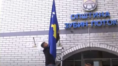 Mes tensioneve në Veri/ Kryetari i komunës ngre flamurin e Kosovës, heq atë të Serbisë Mes tensioneve në Veri/ Kryetari i komunës ngre flamurin e Kosovës, heq atë të Serbisë