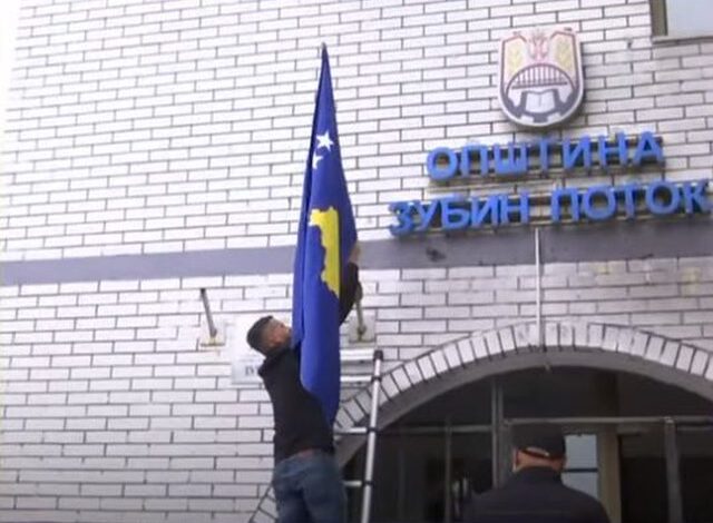 Mes tensioneve në Veri/ Kryetari i komunës ngre flamurin e Kosovës, heq atë të Serbisë Mes tensioneve në Veri/ Kryetari i komunës ngre flamurin e Kosovës, heq atë të Serbisë