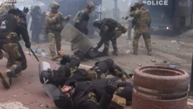 Përplasja e serbëve me KFOR-in në veri, deputetja britanike: Bandat po paguhen e armatosen me armë nga… Përplasja e serbëve me KFOR-in në veri, deputetja britanike: Bandat po paguhen e armatosen me armë nga…